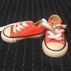 Todder low top converse - Size 3US